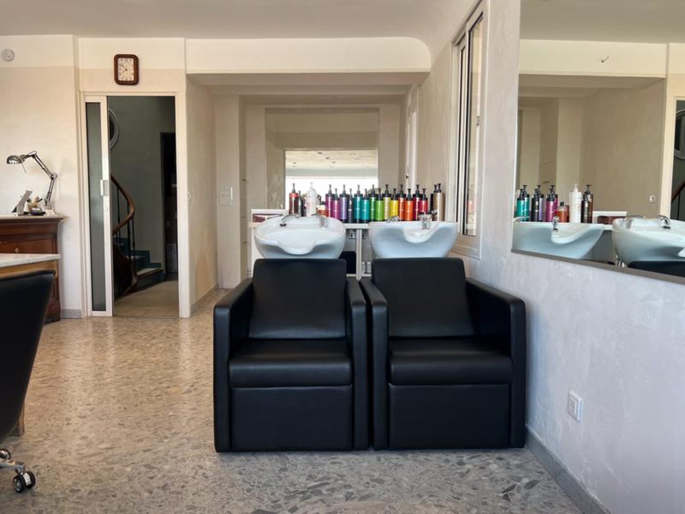 Bac de shampoing et espace coiffure du Salon du Port, Sanary-sur-Mer
