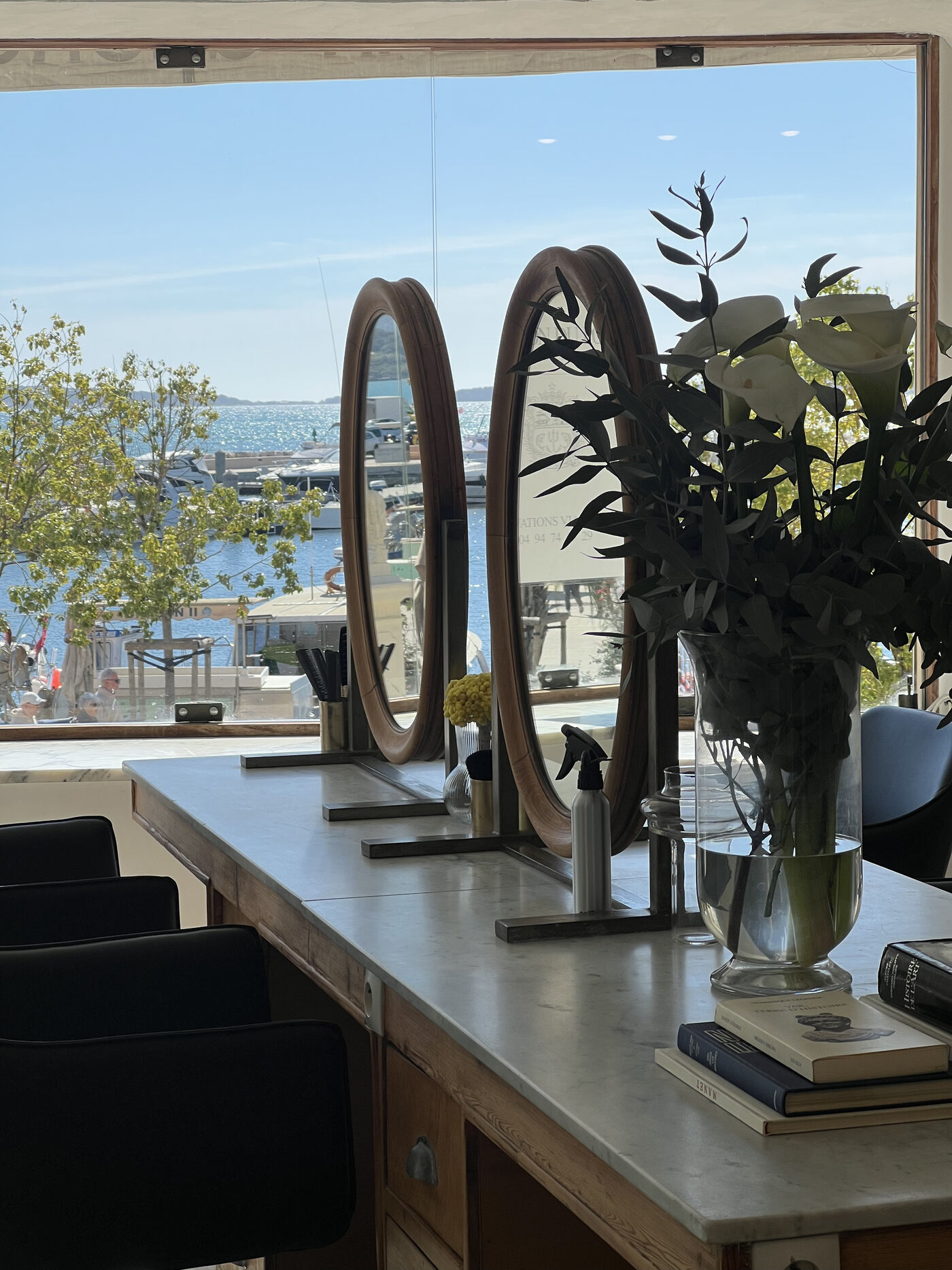 Détail d'une coiffeuse du Salon du Port, avec vue sur le port de Sanary-sur-Mer